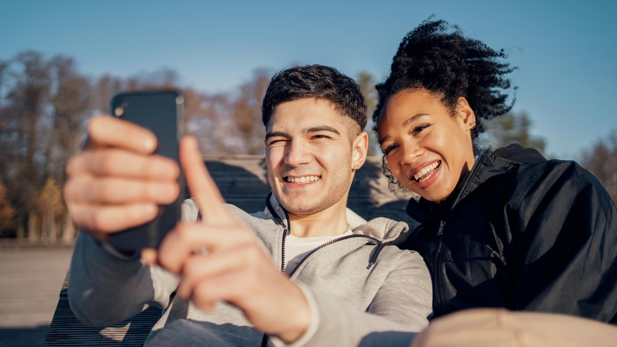 Selfies are taken on the phone Young couple walking in the park